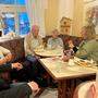 Ein Gespräch bei Kaffee, Kuchen und Toast im Cafe Wurm in Gleisdorf: KPÖ-Spitzenkandidatin Claudia Klimt-Weithaler (r.) mit Markus Pendl und Ingrid Prügger (sie kandidieren in der Oststeiermark auf vorderen Plätzen) und einem älteren Paar, das sich über die KPÖ informieren möchte (Bild Mitte)