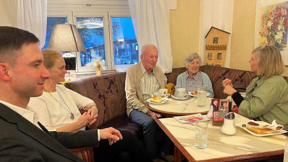 Ein Gespräch bei Kaffee, Kuchen und Toast im Cafe Wurm in Gleisdorf: KPÖ-Spitzenkandidatin Claudia Klimt-Weithaler (r.) mit Markus Pendl und Ingrid Prügger (sie kandidieren in der Oststeiermark auf vorderen Plätzen) und einem älteren Paar, das sich über die KPÖ informieren möchte (Bild Mitte)