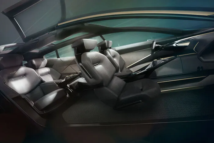 Da ein großer Teil der Steifigkeit der Superyacht auf Rädern vom Fahrzeugboden kommt, in dem die Batterien gelagert werden, konnten die Ingenieure wieder Hintertüren mit Scharnieren anbringen. Diese ermöglichen nicht nur einen spektakulären "roten Teppich"-Moment, sondern ermöglichen mit den sich nach oben öffnenden Dachteilen auch ein einfaches Ein- und Aussteigen. Die meisten konventionellen Bauteile des Innenraums wie Lüftungsschlitze oder Lautsprecher bleiben den Augen der Passagiere verborgen, der Zündschlüssel hingegen wird prominent inszeniert.