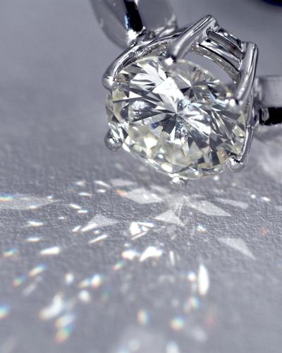  Der Hotelgast hatte den Ring mit einem 6,51-Karat-Diamanten demnach beim Frühstück am Freitag im Zimmer beiseite gelegt und nach dem Zimmerservice gerufen.