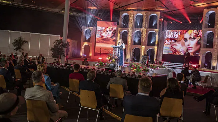 Am Mittwoch wurde die Klagenfurter Herbstmesse eröffnet. Es ist die erste Messe in Österreich seit dem Corona-Lockdown. Bei der Eröffnung wurde mit einem abgesperrten Sitzbereich und Abstand zwischen den Stühlen dafür gesorgt, dass der Mindestabstand eingehalten wird.