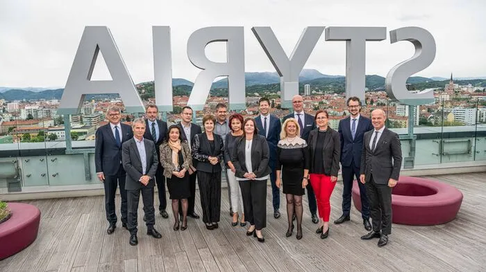 Der Medienkonzern hatte langjährige (25, 35 oder 40 Jahre) Mitarbeiter aus allen Bereichen zur Ehrung in den Skyroom des Styria Media Centers geladen. Beim zweiten Teil waren elf Kleine-Zeitung-Mitarbeiter dran.