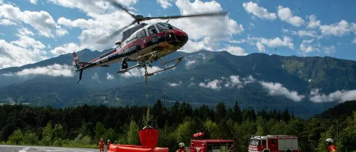 Ein „Bambi-Bucket", das im Füllbecken mit Löschwasser gefüllt wird