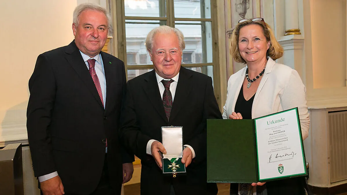 Josef Hofer (Mitte) mit LH Schützenhöfer und Landtagspräsidentin Bettina Vollath