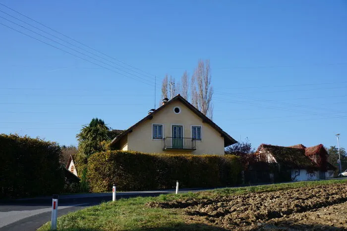 ... Und so sah der Hof von der Straße aus betrachtet vor dem Umbau aus...
