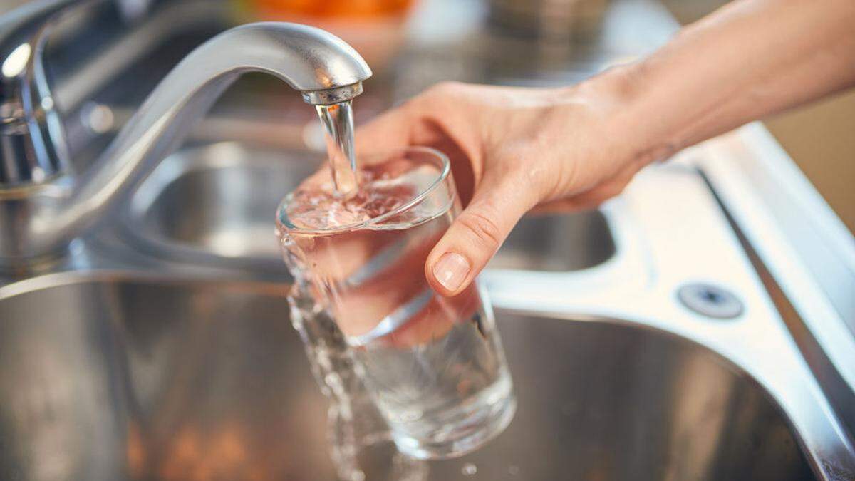 Das Wasser kann wieder aus der Leitung getrunken werden