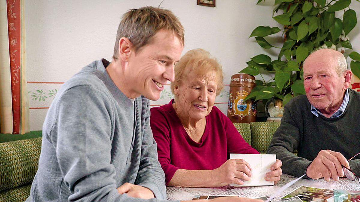 Andi Goldberger mit seinen Eltern im Innviertel: Stöbern in alten Fotos