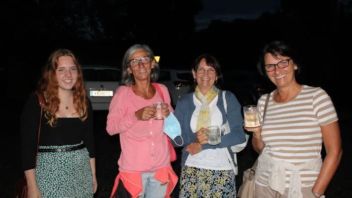 Besucher jeder Altersgruppe unterhielten sich in familiärer Atmosphäre im Laufe des Abends.