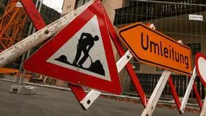 Baustelle mit Schildern