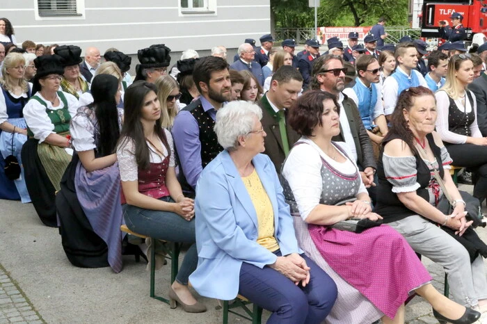 Und nicht nur die Florianijünger waren in ihren schmucken blauen Uniformen erschienen, um bei den Feierlichkeiten dabei zu sein.  