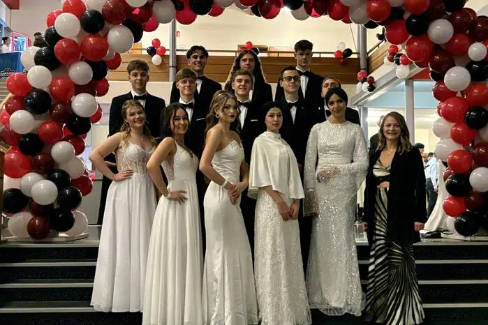 Nach monatelanger Planung und intensiver Vorbereitung war es endlich so weit: Der große Abend begann feierlich mit einer eleganten Polonaise, untermalt von den Worten und Melodien von Coldplay. Ein Auftakt, der bei so mancher Besucherin und manchem Besucher für Gänsehaut und gerührte Blicke sorgte. 