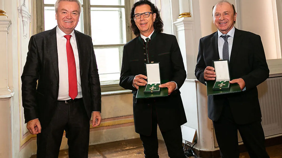 LH-Stv. Anton Lang überreichte den Gründern der Paldauer Franz Griesbacher und Erwin Pfundner das Große Ehrenzeichen des Landes Steiermark