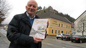 Autor Valentin Hauser mit seinem neuen Buch über Griffen