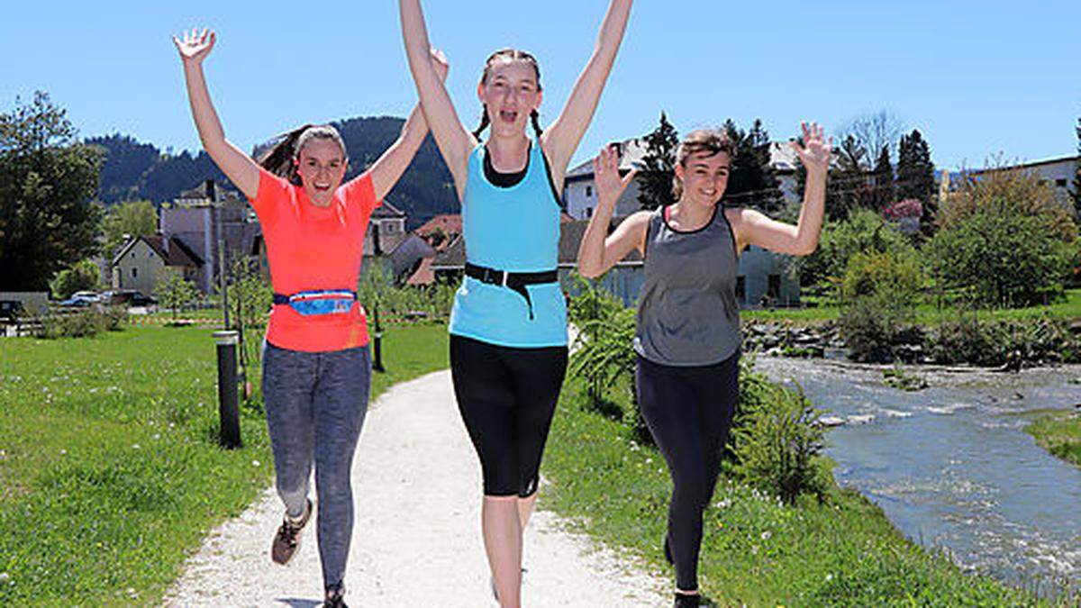 Elisabeth Bretis (mitte) ist gemeinsam mit ihren Mitschülern 250 Kilometer für den guten Zweck gelaufen