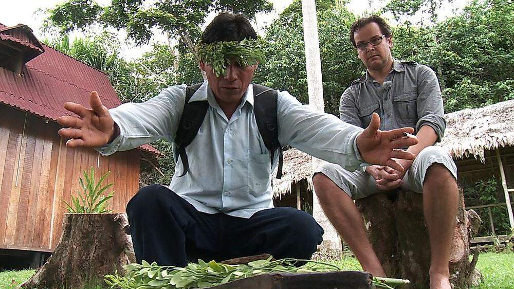Der Schamane bereitet im peruanischen Regenwald alles für die Zeremonie vor. Arzt und Psychiater Rainer Oberguggenberger begleitete das Experiment