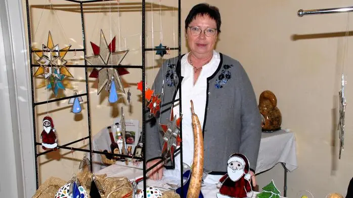 Wie heißt es so schön? Kleine Geschenke erhalten die Freundschaft. Doch passende Geschenke für Anlässe, wie Weihnachten  zu finden, ist gar nicht so einfach. Aber so manche Besucherinnen und Besucher der heurigen Weihnachtshandwerksausstellung in Pischelsdorf wurden dabei fündig. 