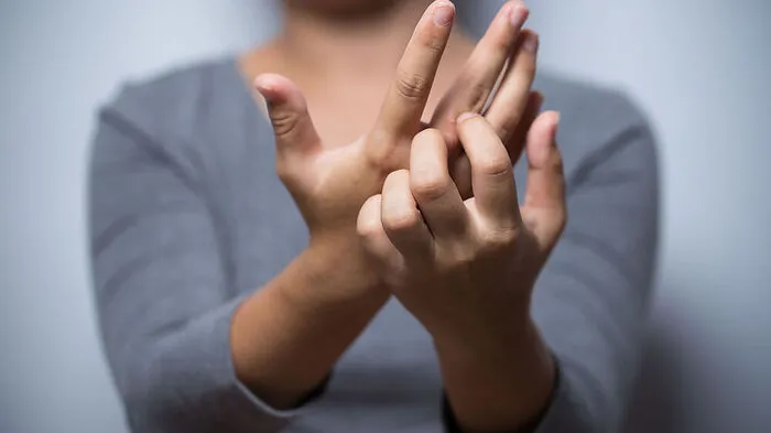 Krätzmilbe befällt vor allem Körperstellen mit dünnen Hautschichten und hohen Temperaturen