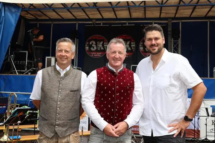 von links: Bürgermeister Manfred Führer, Nationalrat Johann Weber und Organisator und DJ Christof Baumgartner