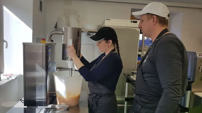 Walter Ehgarnter und Sonja Banitsch in der Eismanufaktur