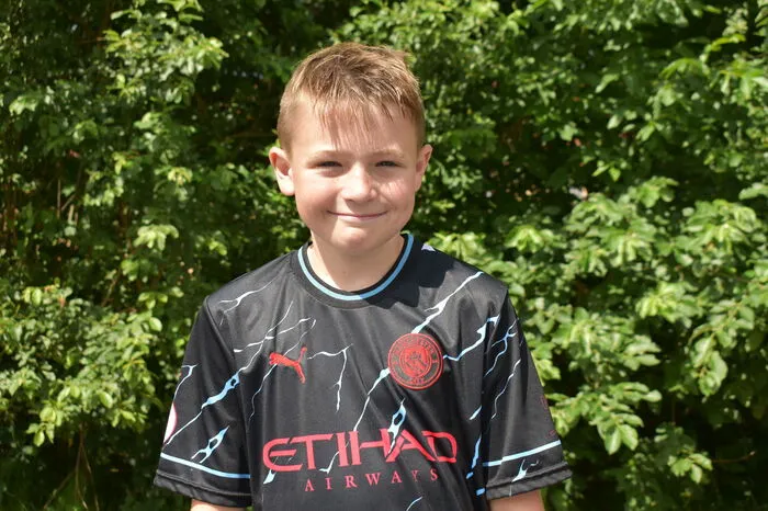 David, 4. Klasse Volksschule Pöllau-Grazerstraße: „Mein Schuljahr war sehr toll. Unsere Lehrerinnen waren immer sehr nett und die Ausflüge waren sehr lustig. Ich bin mit meinem Zeugnis mehr als nur zufrieden. Jetzt freue ich mich aber auf die Sommerferien. Wir werden diesen Sommer nach Kroatien auf Urlaub fahren, darauf freue ich mich besonders. Wenn wir wieder zu Hause sind, möchte ich viel Zeit mit meinen Freunden verbringen und einiges mit ihnen unternehmen.“