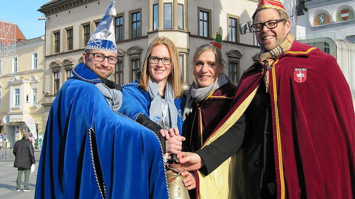 Der neue Prinz Thomas Sommer mit seiner Prinzessin Elke Reichenpfader löst Lisa Hakelberg und  Clemens Weihs ab (v.l.) 