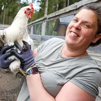 Nicole Reichenhauser mit der "Kindergärtnerin": Huhn "Castiell"