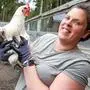 Nicole Reichenhauser mit der "Kindergärtnerin": Huhn "Castiell" 