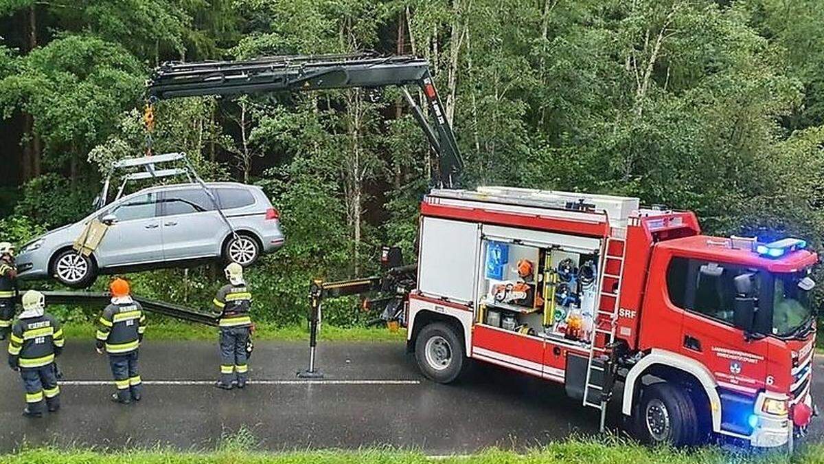 Auf der L356 in der Nähe des Gasthofs Jägerwirt rutschte ein Pkw in den Graben