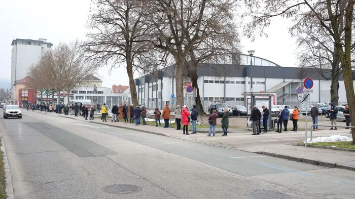 Vor der Teststation am Messegelände bildete sich auch am Dienstag eine lange Schlange.