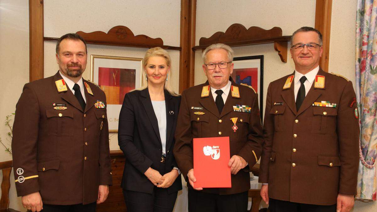 Volker Hanny (l.) und Heinrich Moder (2.v.r.) mit Bezirkshauptfrau Elke Schunter-Angerer und Landesfeuerwehrkommandant-Stellvertreter Erwin Grangl