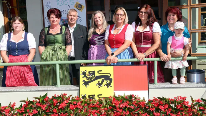 Am Foto von Links: Julia Dörfer (Obfrau Elternverein Volksschule Gnesau), Sonja Janul (Obfrau-Stvr. Bänderhuttrachtengruppe Gnesau), Georg Jankl (Obmann Feuerwehr Musikkapelle Zedlitzdorf), Linda Janer (Gemeinde Gnesau), Christina Wartbichler (Obfrau Bänderhuttrachtengruppe Gnesau), Manuela Aufegger (Schriftführerin-Stvr. Bänderhuttrachtengruppe Gnesau) und Klaudia Ferlan (Obfrau  und Singgemeinschaft Gnesau) mit Marie Ferlan.