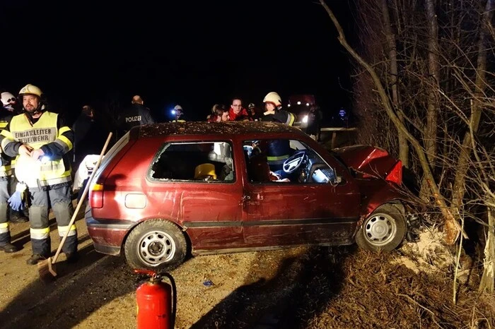 Nach Eintreffen am Einsatzort wurde die Einsatzstelle gesichert und der Verletzte gemeinsam mit Rot-Kreuz-Mitarbeitern vorsichtig aus dem Fahrzeug geborgen. 