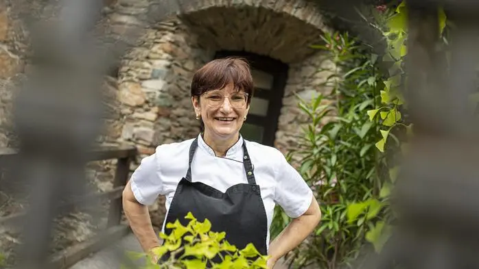 Haubenköchin Rosemarie Trabelsi steht vor dem Eingang ihres Restaurants „La Torre“ in St. Veit