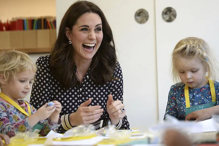 Bei einem Workshop traf Kate später auf Volkschüler und Kindergartenkinder. Sie hatten sichtlich Spaß miteinander.