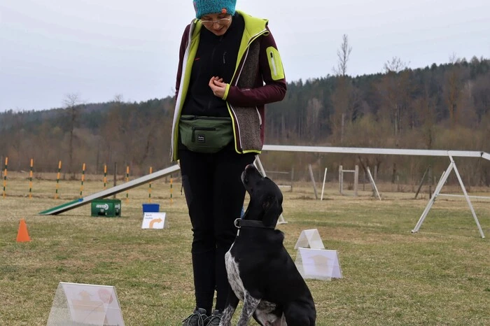 Heike Strommer mit Mischlingshund Charly.