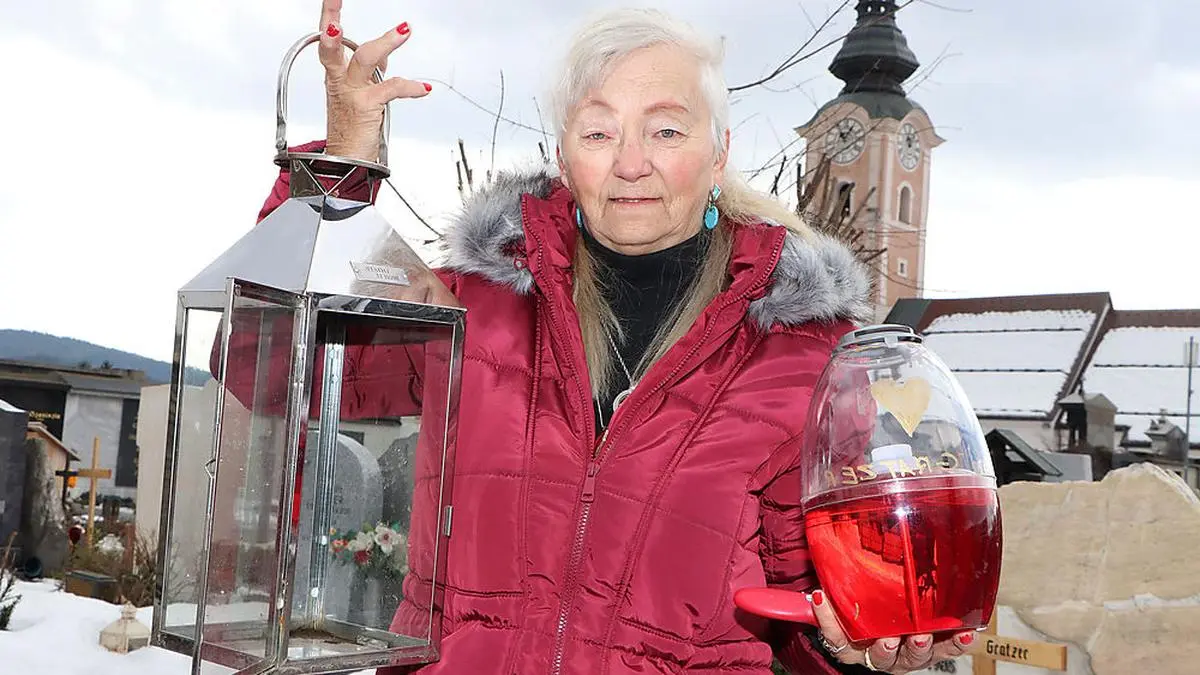 Irmtraut Meints mit der Laterne und der neuen Öllampe