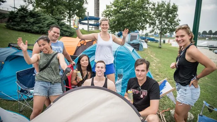 Sabrina (links) ist mit ihren Freunden extra aus Frankfurt angereist, um am "Lake Festival" zu sein.