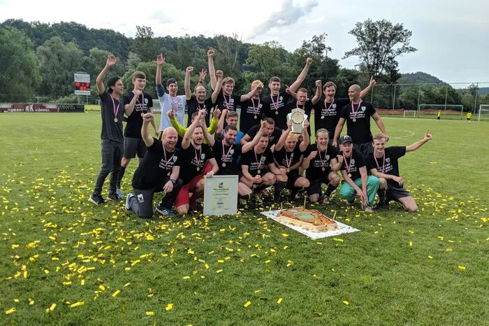 Doppelte Freude in Gratwein Nach der Zusammenlegung des GSV Judendorf-Straßengel mit dem GSV Gratwein im Jahr 2015 zum SV Gratwein-Straßengel gelang diesem erstmals der Aufstieg in die Gebietsliga Mitte. „Wir gehen davon aus, dass alle Spieler bleiben, und wollen vorne mitspielen“, sagt Obmann Helmut Ogrizek über die Ziele der neuen Saison. In der abgelaufenen Spielzeit musste Gratwein-Straßengel insgesamt vier Punkte bei zwei Remis abgegeben. Doppelten Grund zur Freude hatte der Verein, da sich Stürmer Philipp Albrecht mit 20 Treffern die Torschützenkrone sicherte. Kader SV Gratwein-Straßengel: Christoph Ertl, Bernhard Riemer, Nicolas Cortolezis, Paul Ebner, Benedikt Lackner, Lukas Rechberger, Mirnes Terzic, Paul Plank, Simon Mayer, Stefan Malek, Sebastian Kleinböck, Michael Ortner, Josef Ogrizek, Moncef Kabtni, Mathias Gmeiner, Wenzel Steinhart, Maximilian Weingrill, Benjamin Glauninger, Philipp Albrecht, Martin Kohlhofer, Sebastian Hiebler. Sayed Mosavi, Oskar Plevnik, Fabian Putz