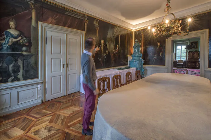 Im Familienzimmer sind Ölbilder zu sehen, die die Vorfahren Leopold Goëss' zeigen.