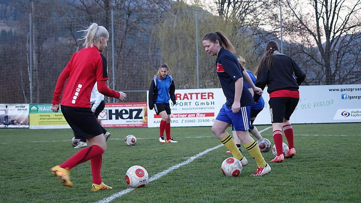 Mirjana Colic, Elisabeth Stolz und Martina Kaufmann (von links) beim Training mit dem Ball