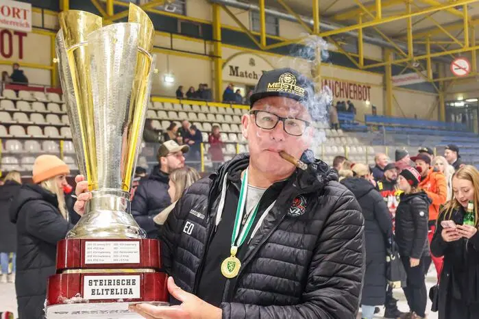Erwin Dulnigg (EVZ) mit dem begehrten Pokal