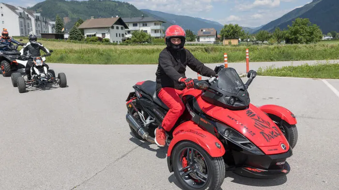 Die Rollin'-Toys-Biker fuhren am Samstag in Faak am See für eine Kärntner Jungfamilie, die seit dem Unfall des Vaters bei einem Familienausflug eine schwere Zeit durchlebt. Der Vater von zwei kleinen Töchtern erlitt bei einem Rodelunfall eine Querschnittslähmung.