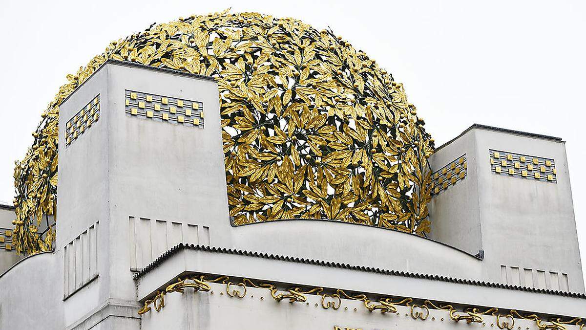 Die Blätter der goldenen Kuppel rosten in Wien vor dem Naschmarkt vor sich hin