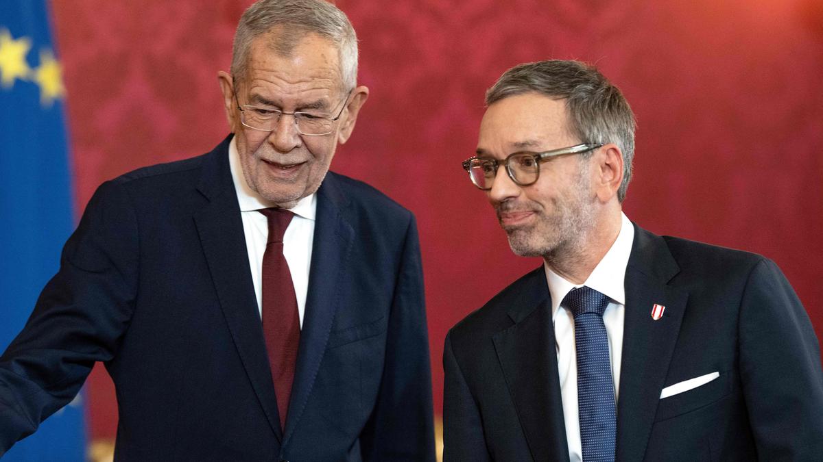 Bundespräsident Alexander Van der Bellen und FPÖ-Chef Herbert Kickl mit seinem längsgestreiften Anstecker.