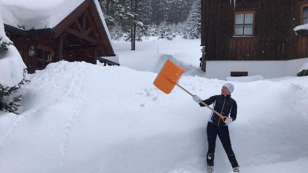 Touristikerin Petra Moscher beim Schneeschaufeln
