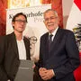 Bundespräsident Alexander Van der Bellen (rechts) mit Preisträger Walter Hämmerle 