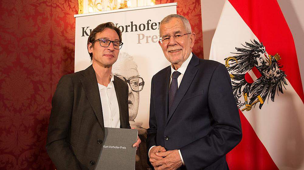 Bundespräsident Alexander Van der Bellen (rechts) mit Preisträger Walter Hämmerle 