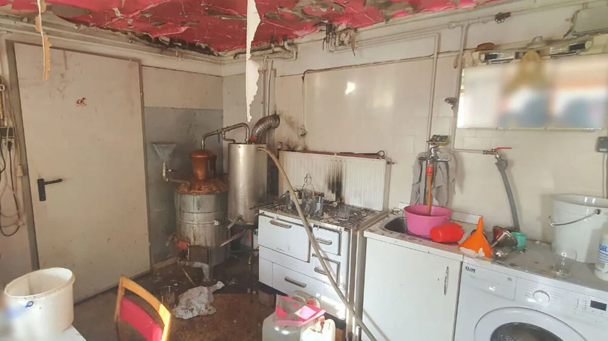 Der Keller, der durch eine Explosion in Brand gesetzt wurde