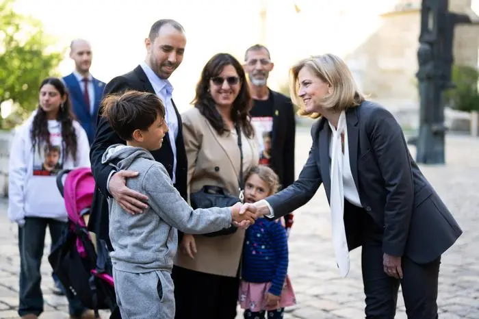 ABD0089_20250403 - WIEN - ÖSTERREICH: ++ HANDOUT ++ Außenministerin Beate Meinl-Reisinger (NEOS) und Hamas-Geisel Tal Shoham mit seiner Familie am Donnerstag, 3. April 2025, anlässlich eines Treffens in Wien. - FOTO: APA/AUSSENMINISTERIUM/MICHAEL GRUBER - ++ WIR WEISEN AUSDRÜCKLICH DARAUF HIN, DASS EINE VERWENDUNG DES BILDES AUS MEDIEN- UND/ODER URHEBERRECHTLICHEN GRÜNDEN AUSSCHLIESSLICH IM ZUSAMMENHANG MIT DEM ANGEFÜHRTEN ZWECK UND REDAKTIONELL ERFOLGEN DARF - VOLLSTÄNDIGE COPYRIGHTNENNUNG VERPFLICHTEND ++
