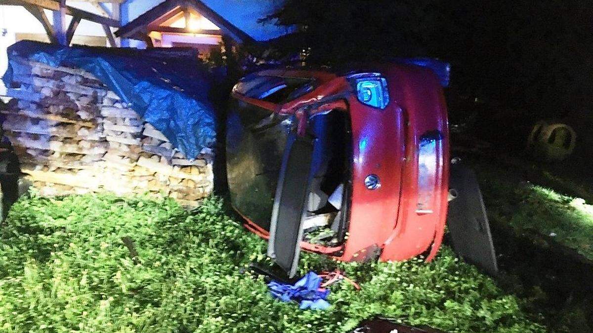 Das Auto kam auf dem Dach liegend zum Stillstand